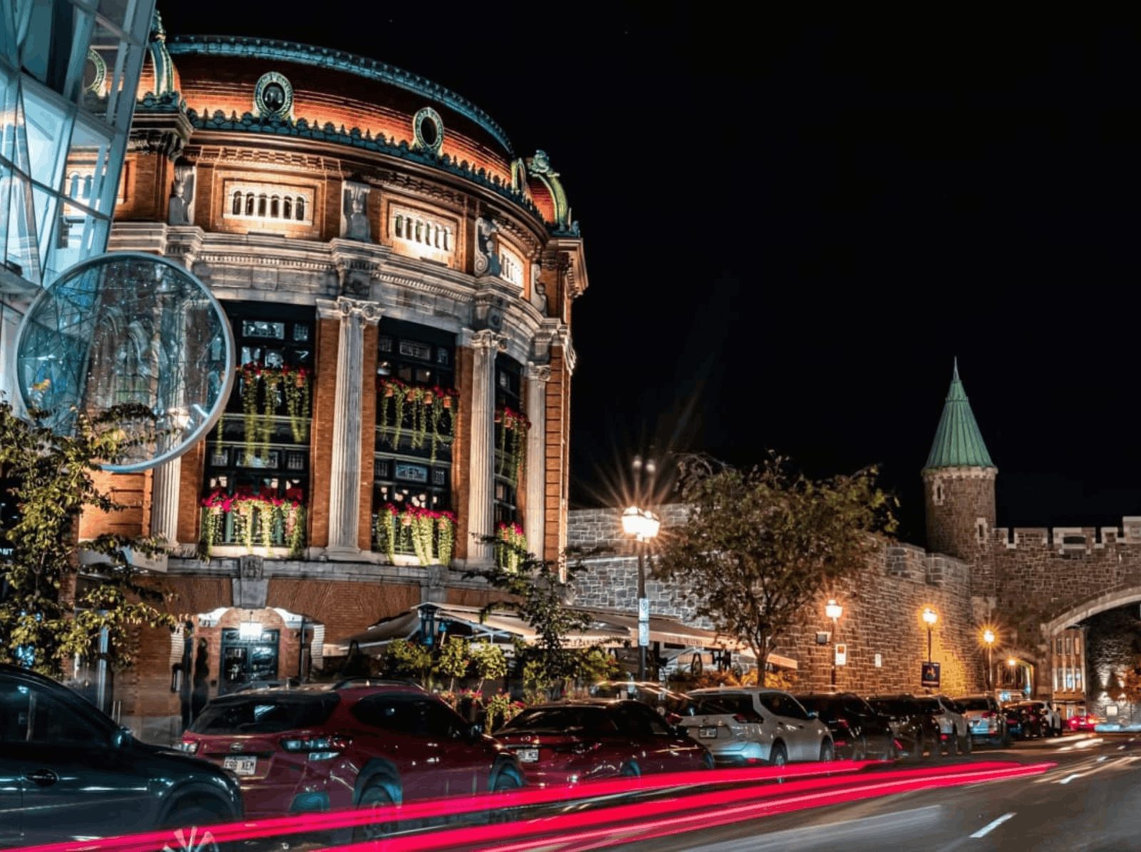 Le Capitole Hôtel near the historic walls of Old Québec, Québec City