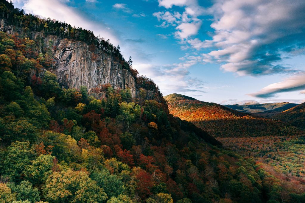 Explore the stunning fall colors and majestic mountains of New Hampshire. A breathtaking landscape scene.
